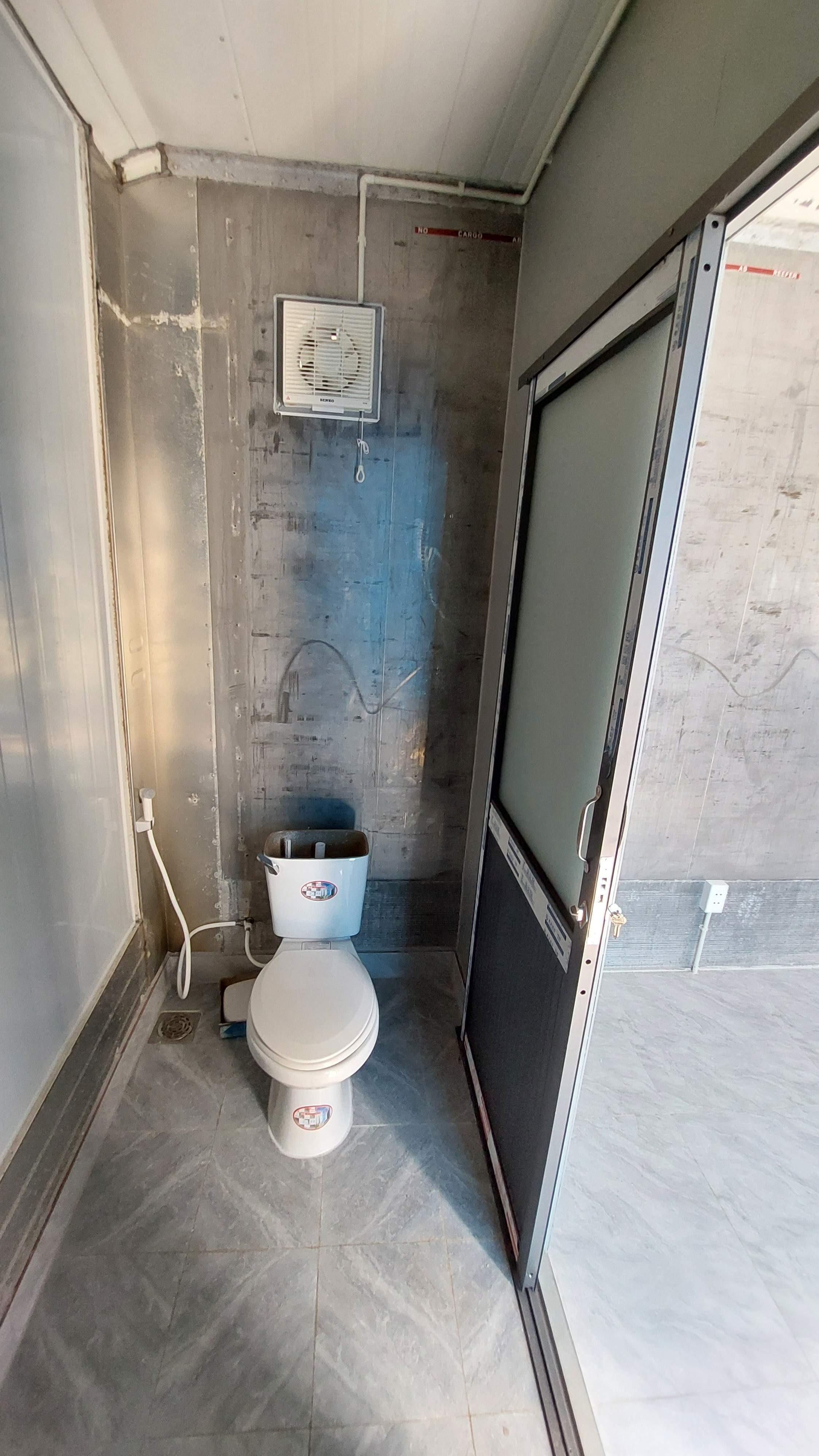 Nhà container 20 feet xám bóng có wc, điện, đèn, quạt đầy đủ tiện nghi